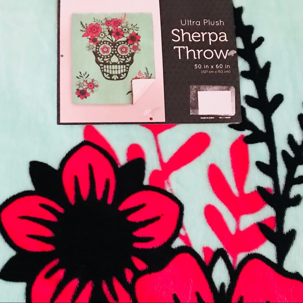 Sherpa Ice Green & Fuchsia Sugar Skull Throw - Picture 8 of 8